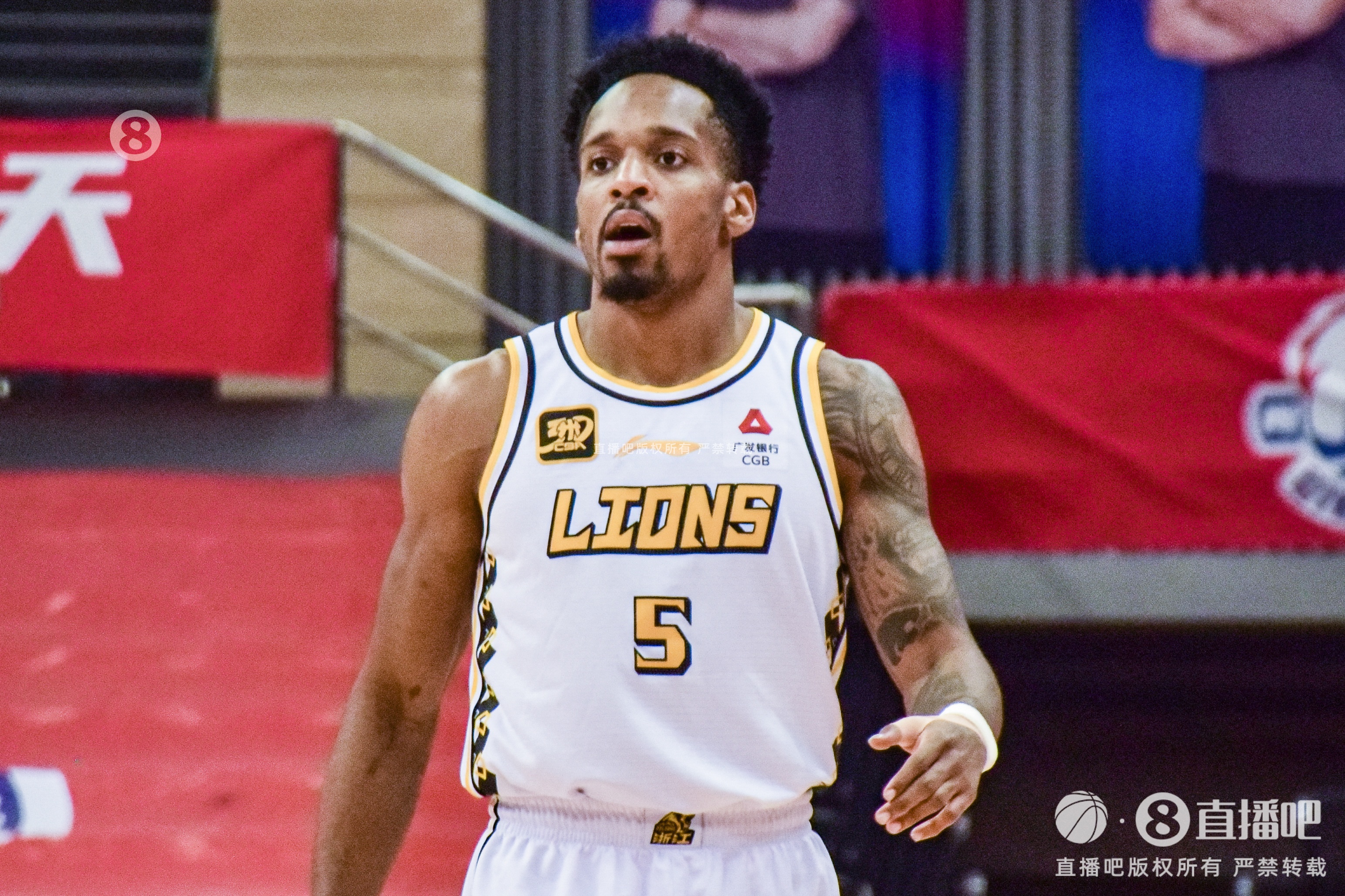 手感一般但杀伤力巨大！布朗首节三分5中1拿12分2板2助 罚球7中5