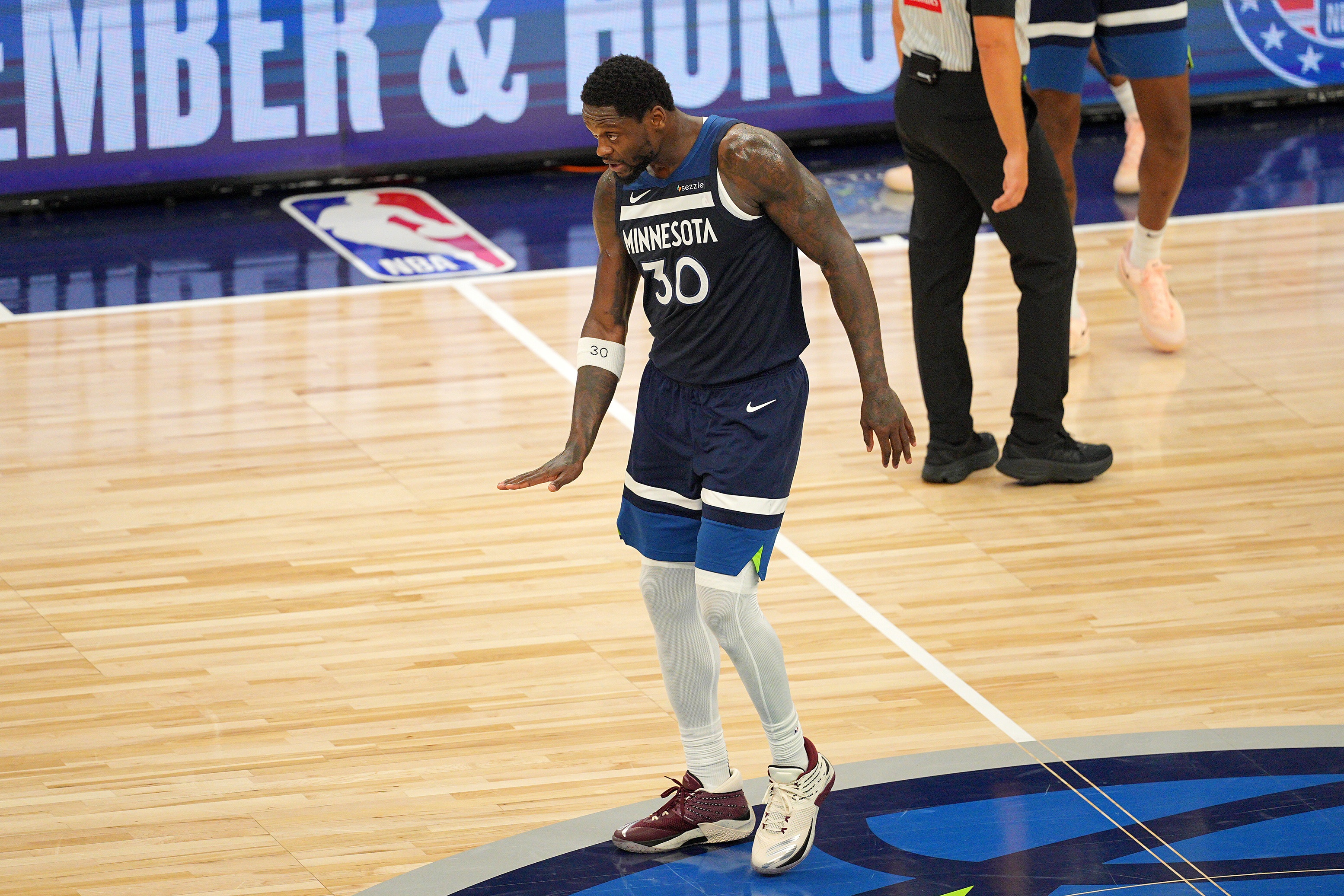 兰德尔：我们只是赢了一场守住了主场 这本就是我们该做的