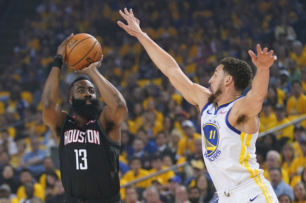 历史今天：哈登三分11中0追平最铁纪录 但火箭击败勇士