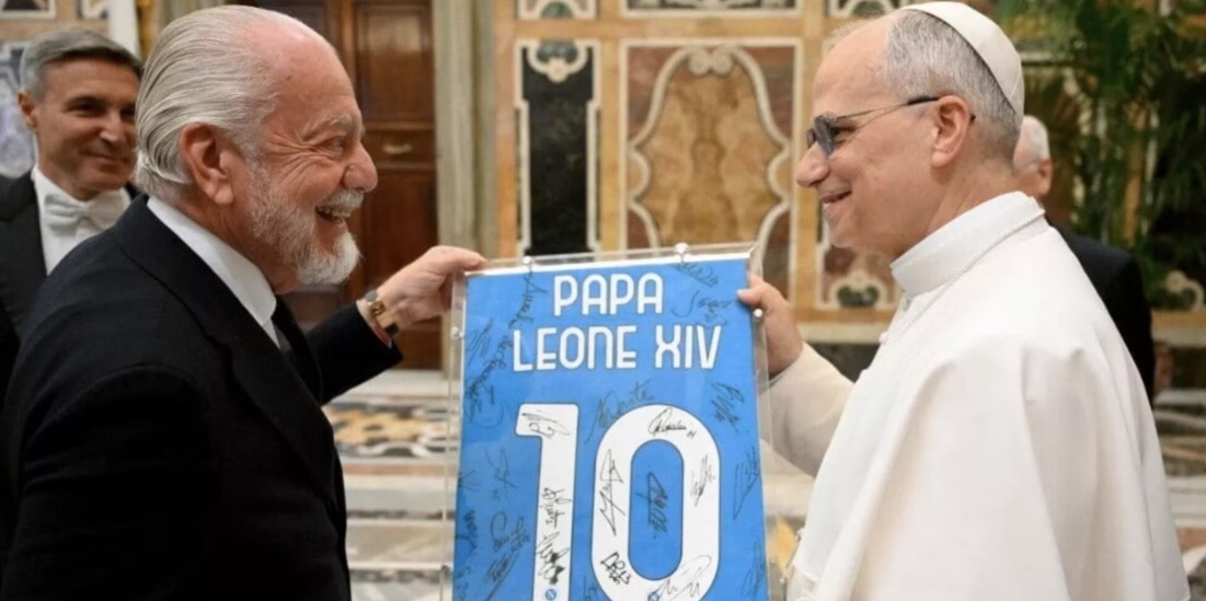 教皇利奥十四世私人接见那不勒斯，德劳伦蒂斯赠与其10号球衣