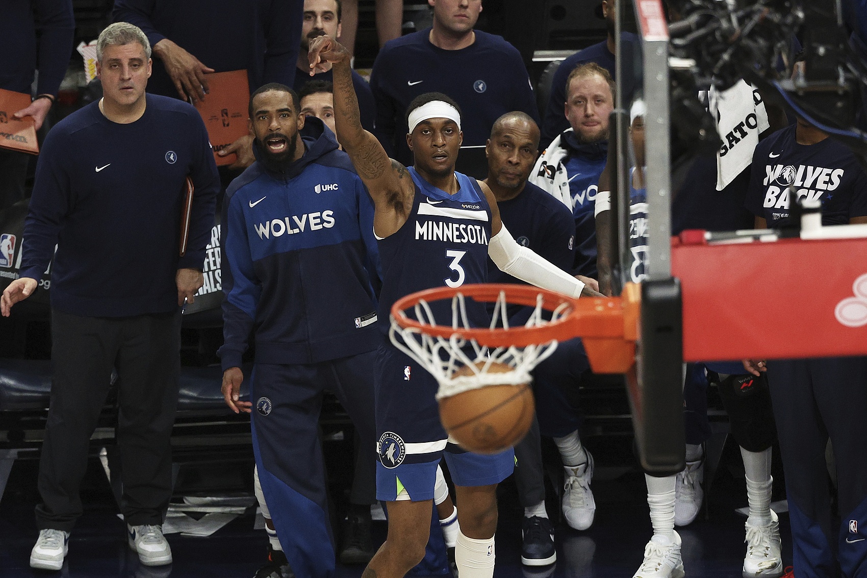 进步明显！麦克丹尼尔斯常规赛全勤场均12.2分 季后赛14.7分1.3断