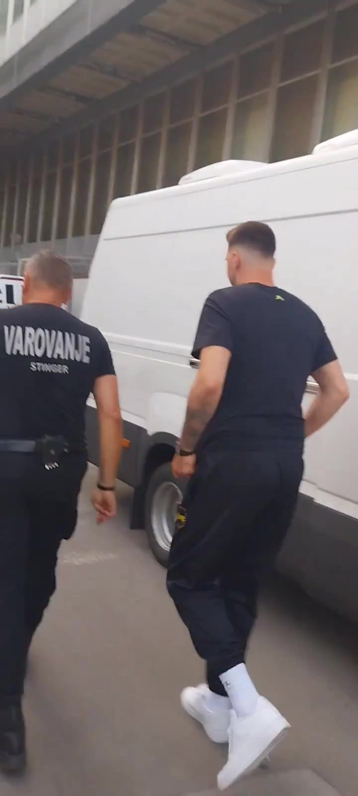 ️持续追踪！东契奇最新街拍 这背影看着应该真的瘦了吧