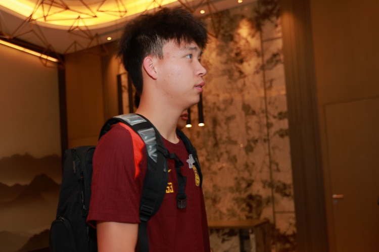 和刚才我直播时候分析的一样印尼主攻右路，王钰栋状态不错有机会