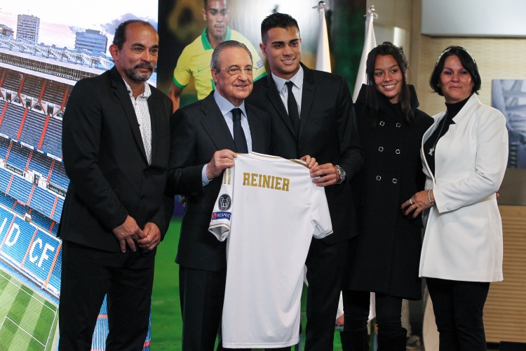 西乙都难踢皇马2020年3000万赌18岁雷尼尔，本赛季西乙仅1球