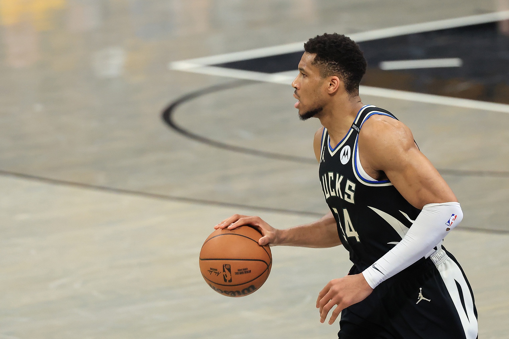 继续赚大钱？薪资专家：字母哥明年休赛期可与雄鹿续4年2.9亿美元