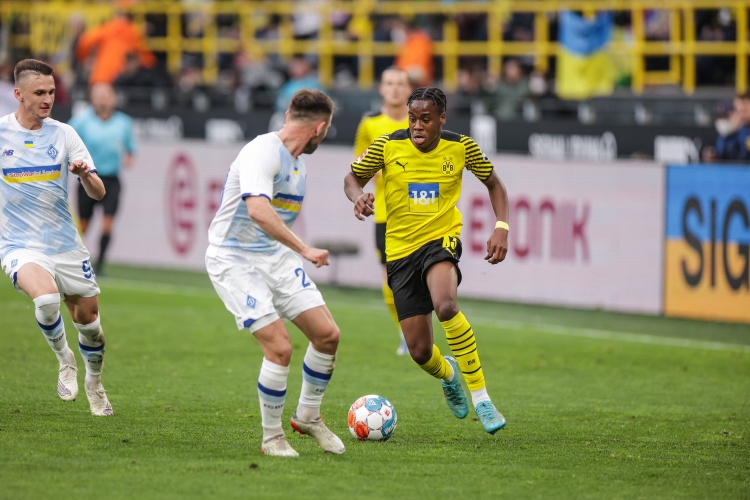 德天空：吉滕斯现身球队办公室，训练期间只跑了几圈