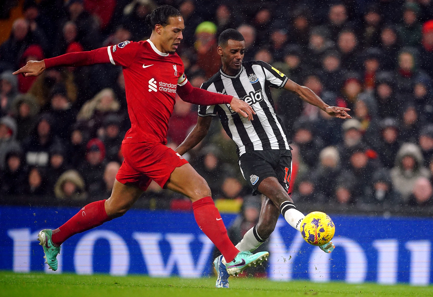 英媒：利物浦仍在寻找前锋和中卫，目标伊萨克和格伊