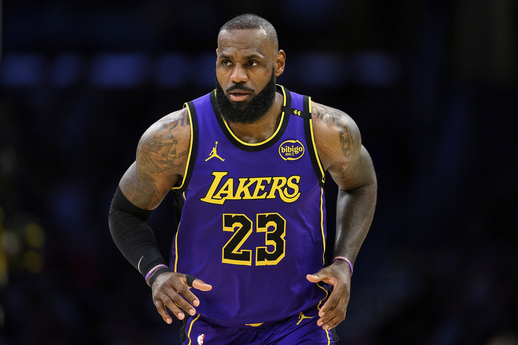 队记：湖人出售不影响詹姆斯的未来 没迹象表明他下赛季不留湖人