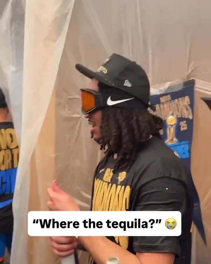 你去小孩那桌杰林威碰杯饮酒后面露难色 遭队友无情嘲讽