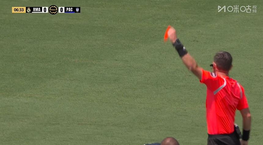 皇马开场6分钟少打一人！阿森西奥拉倒单刀的龙东，被直红罚下！