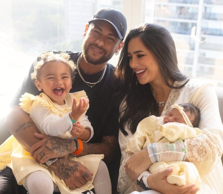 烧脑内马尔与3女性生下4子女 小女儿刚出生 只比姐姐小3个月