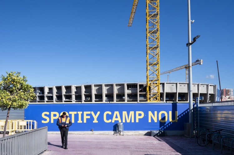 西媒：诺坎普球场在上周日违规施工，被警方叫停并罚款300欧元