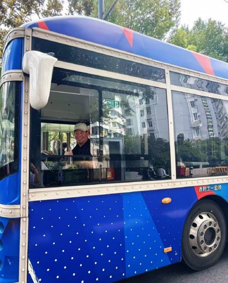 申花主帅斯卢茨基惊喜化身为15路司机，体验真正“司机”感受